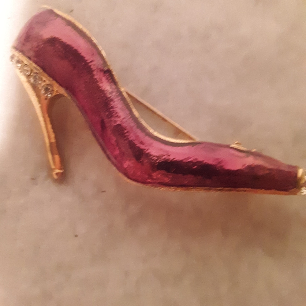 High heel shoe brooch.